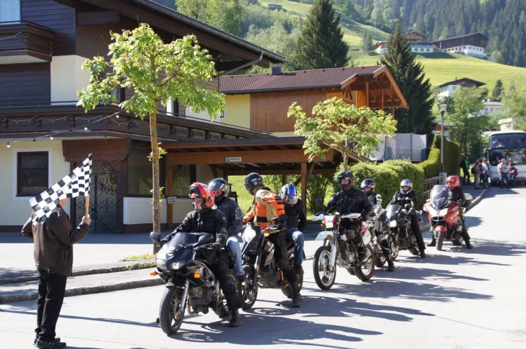 Vötter's Hotel Ansicht mit Kitzsteinhorn